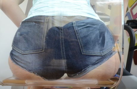 Curvy blonde Briella Bounce undressing and flaunting her ass cheeks